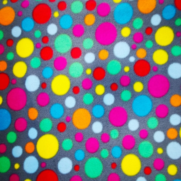 RAINBOW ANTIPILL FLEECE - SPOTS ON GREY